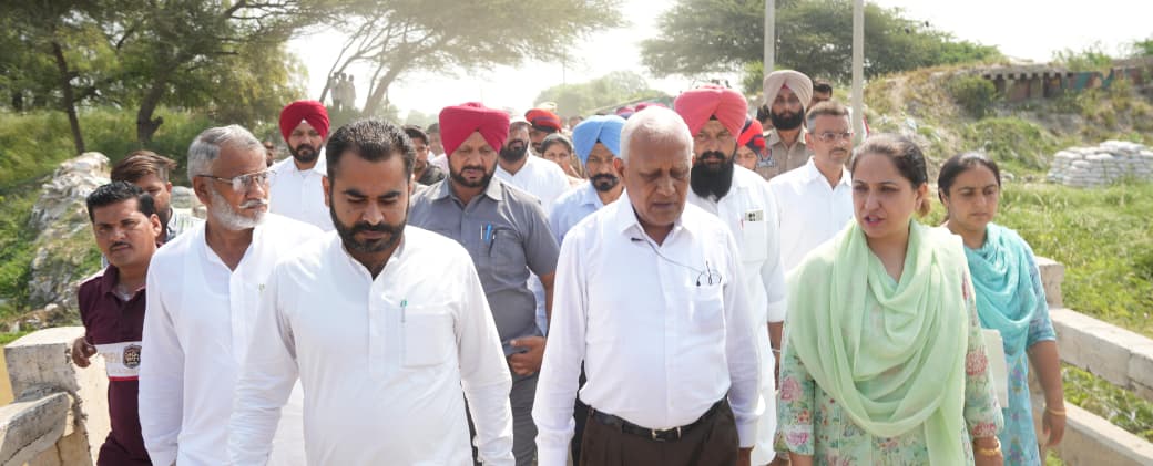 ਕੈਬਨਿਟ ਮੰਤਰੀ ਬਰਿੰਦਰ ਕੁਮਾਰ ਗੋਇਲ ਅਤੇ ਤਰੁਨਪ੍ਰੀਤ ਸਿੰਘ ਸੌਂਦ ਵੱਲੋਂ ਜ਼ਿਲ੍ਹਾ ਫ਼ਾਜ਼ਿਲਕਾ ਦੇ ਸਰਹੱਦੀ ਪਿੰਡਾਂ ਦਾ ਦੌਰਾ