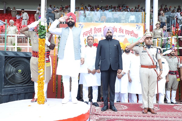ਕੈਬਨਿਟ ਮੰਤਰੀ ਲਾਲਜੀਤ ਸਿੰਘ ਭੁੱਲਰ ਨੇ 79ਵੇਂ ਆਜ਼ਾਦੀ ਦਿਹਾੜੇ ਮੌਕੇ ਲਹਿਰਾਇਆ ਕੌਮੀ ਝੰਡਾ
