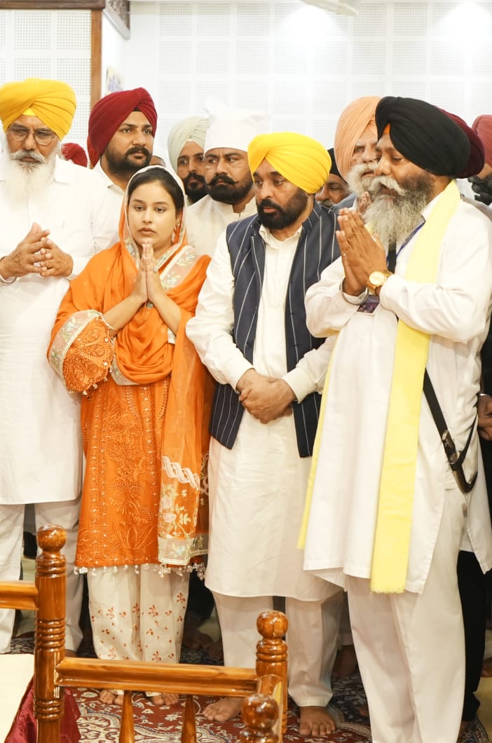 ਮੁੱਖ ਮੰਤਰੀ ਨੇ ਟਿੱਲਾ ਬਾਬਾ ਸ਼ੇਖ ਫ਼ਰੀਦ ਵਿਖੇ ਮੱਥਾ ਟੇਕਿਆ