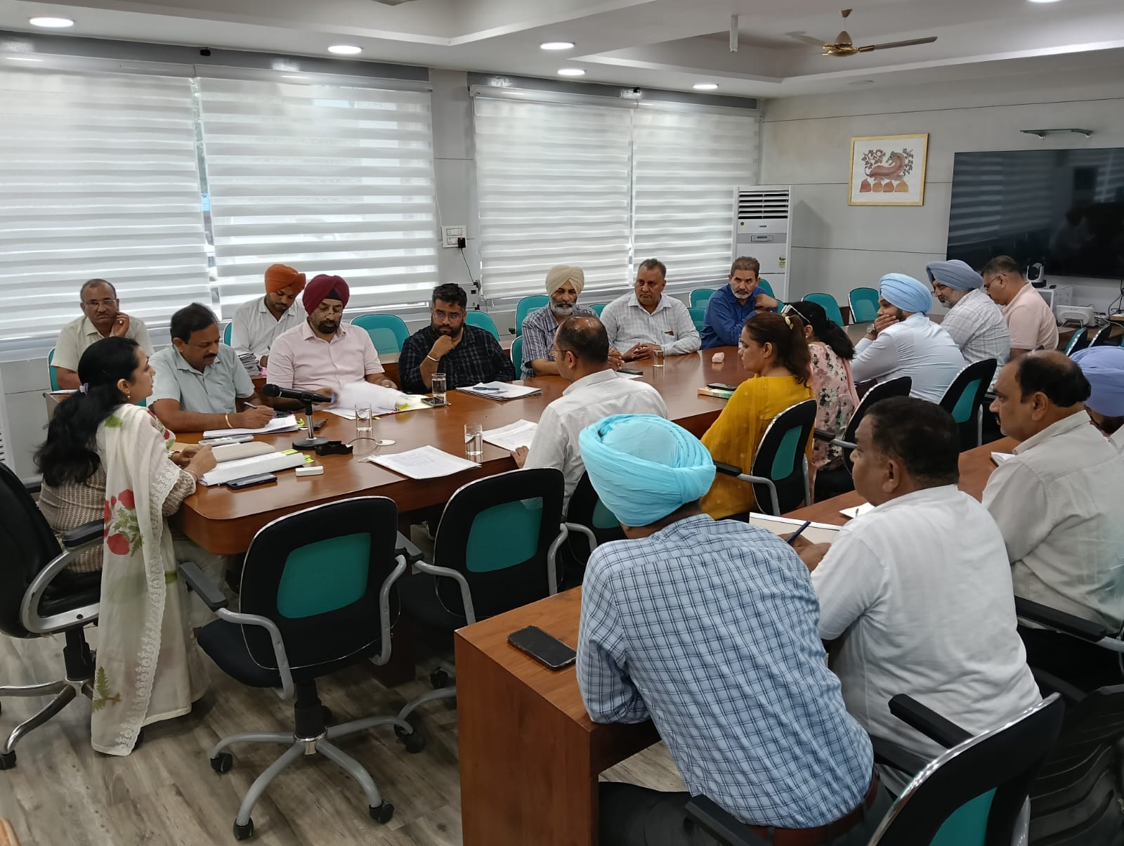 ਡਿਪਟੀ ਕਮਿਸ਼ਨਰ ਨੇ ਸੰਭਾਵੀ ਹੜ੍ਹਾਂ ਦੇ ਮੱਦੇਨਜ਼ਰ ਅਧਿਕਾਰੀਆਂ ਨਾਲ ਕੀਤੀ ਮੀਟਿੰਗ