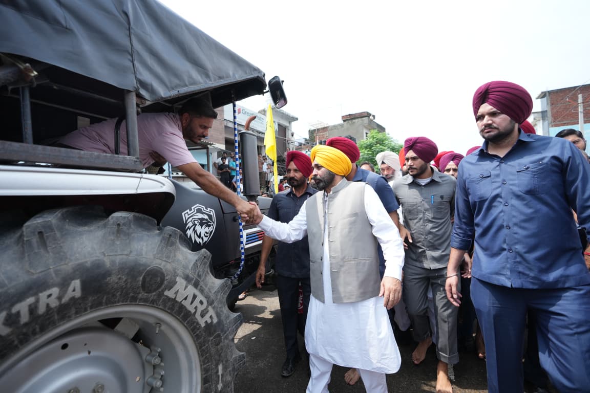 ਮੁੱਖ ਮੰਤਰੀ ਵੱਲੋਂ ਪੰਜਾਬ ਸਰਕਾਰ ਦਾ ਹੈਲੀਕਾਪਟਰ ਬਚਾਅ ਤੇ ਰਾਹਤ ਕਾਰਜਾਂ ਲਈ ਤਾਇਨਾਤ, ਕੈਬਨਿਟ ਸਾਥੀਆਂ ਨਾਲ ਹੜ੍ਹ ਪ੍ਰਭਾਵਿਤ ਇਲਾਕਿਆਂ ਦਾ ਦੌਰਾ