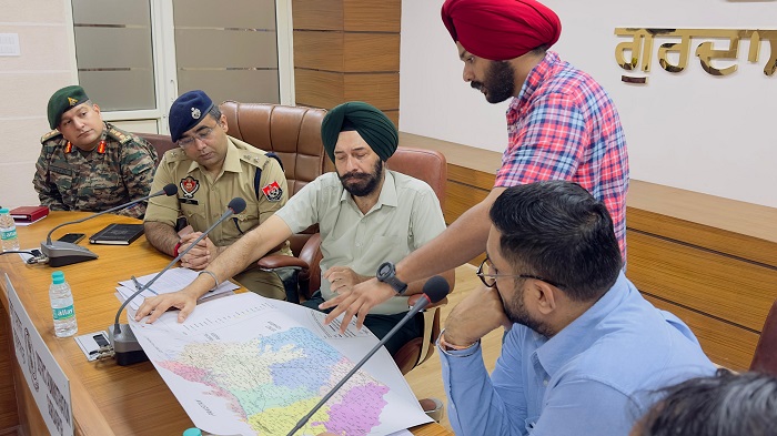 ਸੀਨੀਅਰ ਆਈ.ਏ.ਐੱਸ. ਅਧਿਕਾਰੀ ਗੁਰਕਿਰਤ ਕ੍ਰਿਪਾਲ ਸਿੰਘ ਨੇ ਜ਼ਿਲ੍ਹਾ ਗੁਰਦਾਸਪੁਰ ਵਿੱਚ ਹੜ੍ਹਾਂ ਦੌਰਾਨ ਚੱਲ ਰਹੇ ਰਾਹਤ ਤੇ ਬਚਾਅ ਕਾਰਜਾਂ ਦੀ ਸਮੀਖਿਆ ਕੀਤੀ