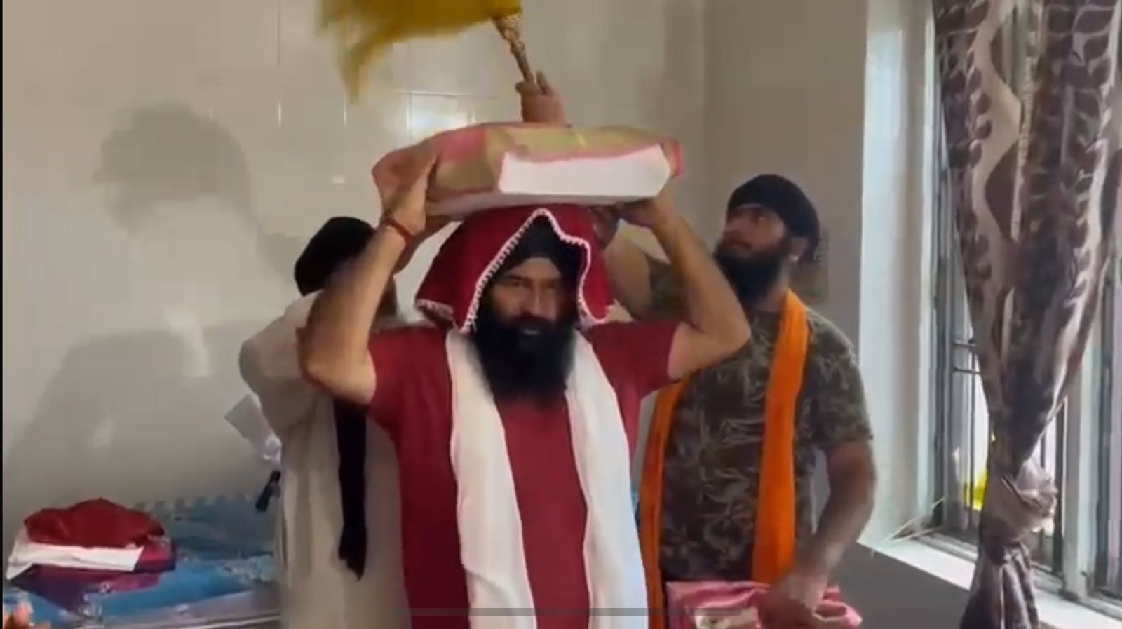 ਹੜ੍ਹ ਸੰਕਟ ਵਿੱਚ ਗੁਰੂ ਸਾਹਿਬ ਦੇ ਪਵਿੱਤਰ ਸਰੂਪ ਦੀ ਸੇਵਾ,‘ਆਪ’ ਵਿਧਾਇਕ ਨੇ ਗੁਰੂ ਸਾਹਿਬ ਦਾ ਪਵਿੱਤਰ ਸਰੂਪ ਕੀਤਾ ਸੁਰੱਖਿਅਤ