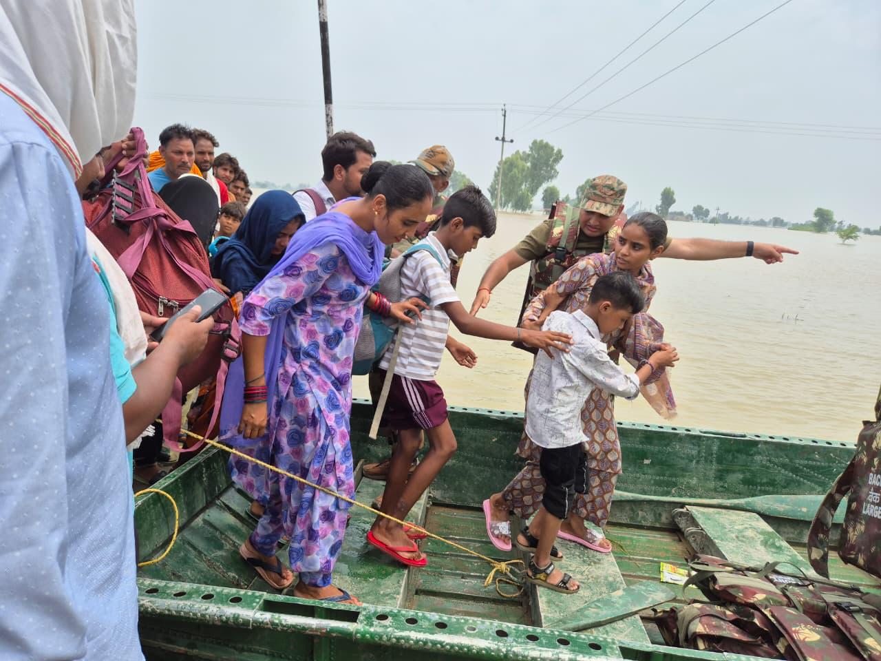 ਫਾਜ਼ਿਲਕਾ ਸੈਕਟਰ ਦੇ ਹੜ੍ਹ-ਪ੍ਰਭਾਵਿਤ ਇਲਾਕਿਆਂ ਵਿੱਚ ਜ਼ਿਲ੍ਹਾ ਪ੍ਰਸ਼ਾਸਨ ਦੀ ਦੇਖਰੇਖ ਹੇਠ ਫੌਜ ਵੱਲੋਂ ਰਾਹਤ ਕਾਰਜ ਜਾਰੀ