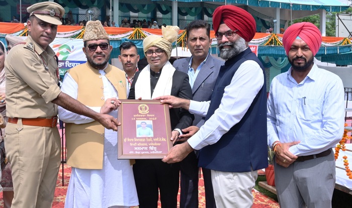 ਆਜ਼ਾਦੀ ਦਿਵਸ ਮੌਕੇ ਡਿਪਟੀ ਕਮਿਸ਼ਨਰ ਵਿਰਾਜ ਐਸ. ਤਿੜਕੇ ਵੱਲੋਂ ਕੌਮੀ ਝੰਡਾ ਲਹਿਰਾਇਆ,