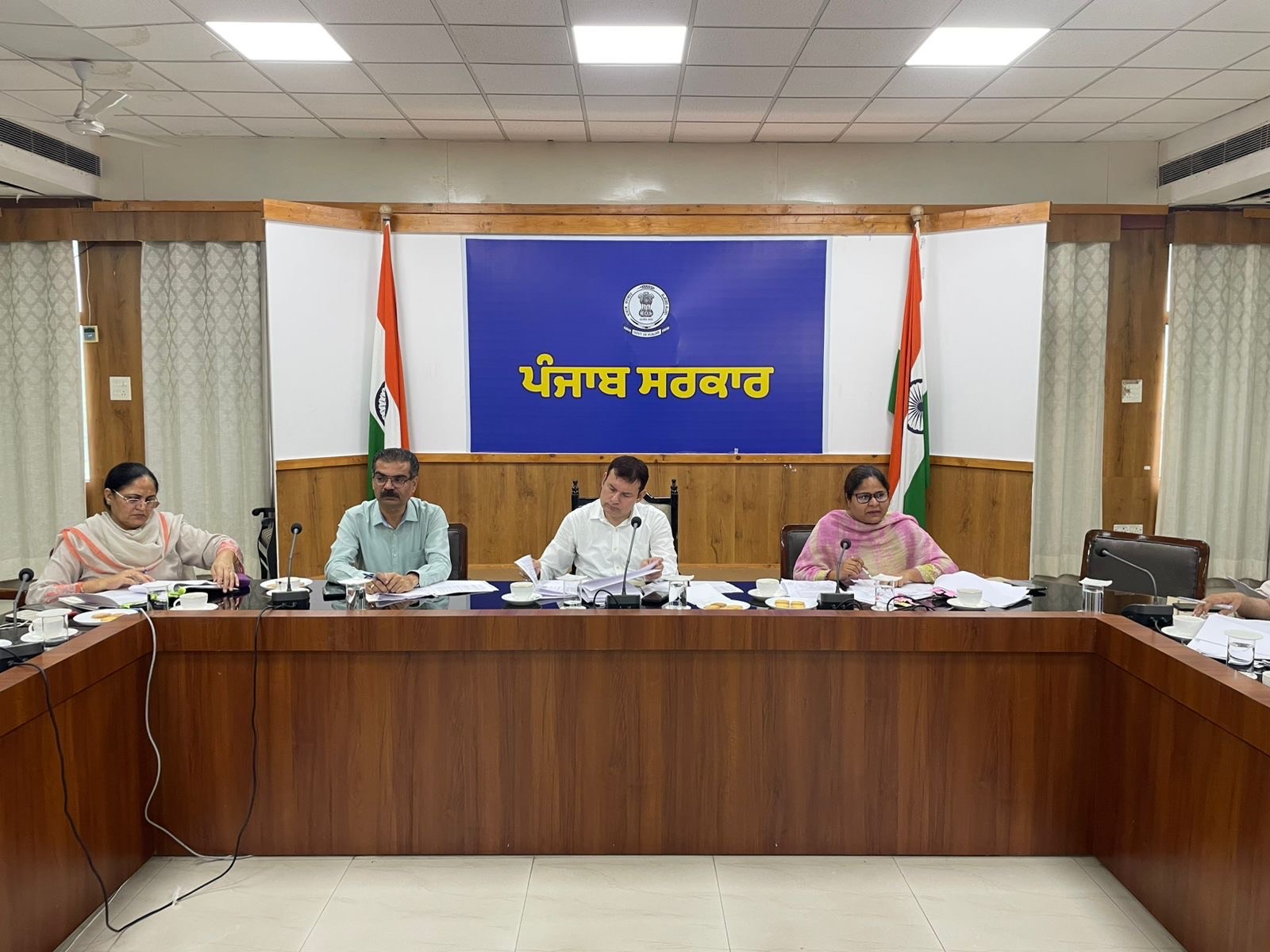 ਡਿਪਟੀ ਕਮਿਸ਼ਨਰ ਰਾਹੁਲ ਚਾਬਾ ਨੇ ਮਹੀਨਾਵਾਰ ਮੀਟਿੰਗ ਵਿੱਚ ਵਿਭਾਗੀ ਕੰਮਕਾਜ ਦੀ ਸਮੀਖਿਆ ਕੀਤੀ; ਬਿਹਤਰ ਜਨਤਕ ਸੇਵਾਵਾਂ ਲਈ ਨਿਰਦੇਸ਼ ਜਾਰੀ