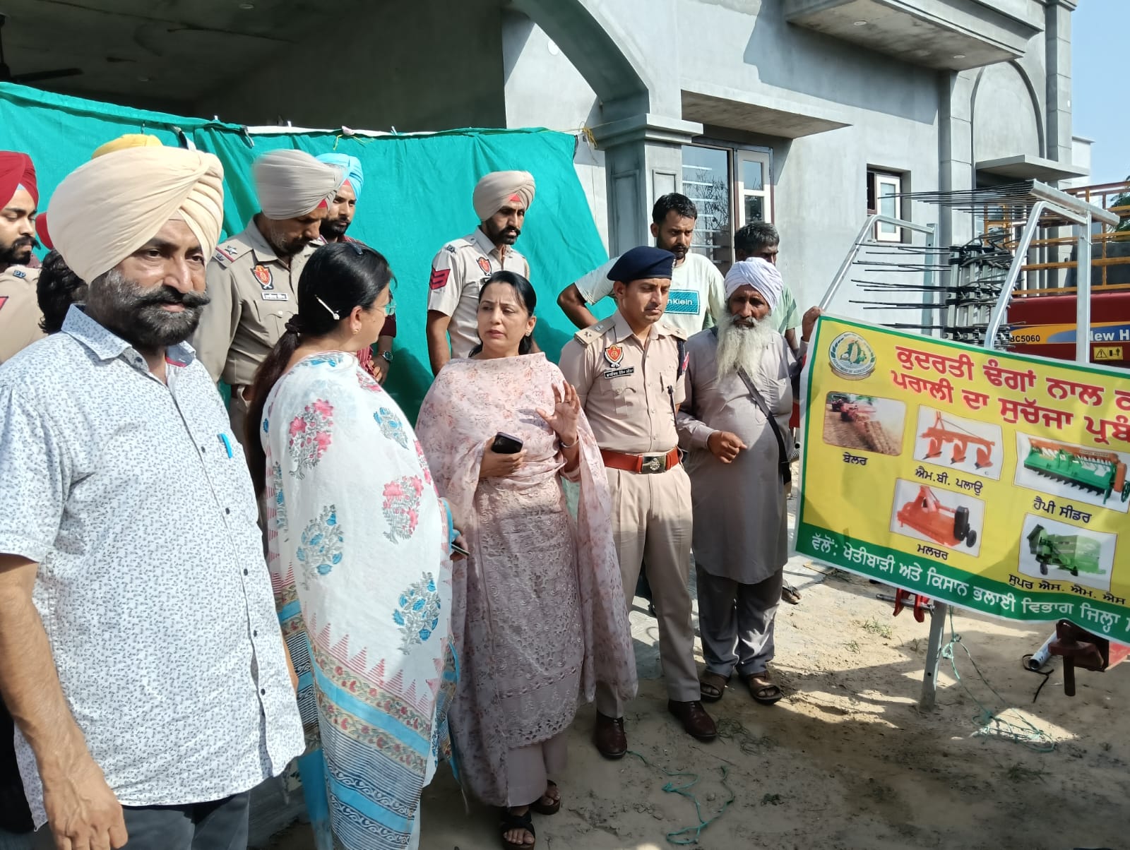 ਡੀ.ਸੀ. ਅਤੇ ਐਸ.ਐਸ.ਪੀ. ਕਿਸਾਨਾਂ ਨੂੰ ਪਰਾਲੀ ਨਾ ਸਾੜਨ ਲਈ ਪ੍ਰੇਰਿਤ ਕਰਨ ਖੁਦ ਨਿੱਤਰੇ ਮੈਦਾਨ ‘ਚ