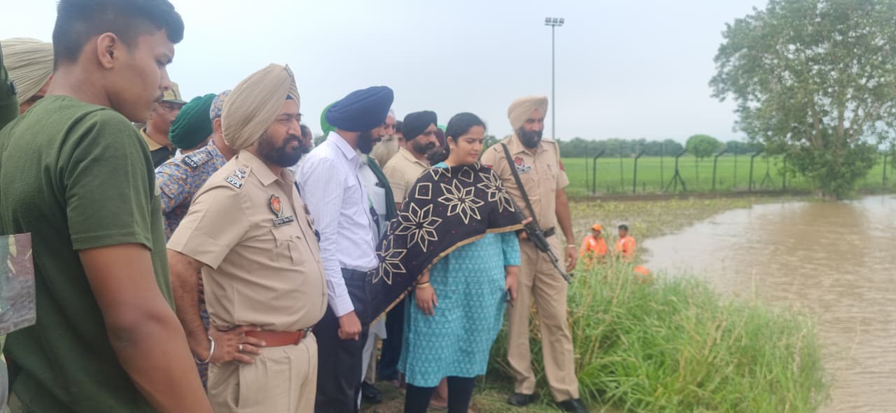 ਡਿਪਟੀ ਕਮਿਸ਼ਨਰ ਅਤੇ ਐਸਐਸਪੀ ਨੇ ਵੱਖ ਵੱਖ ਹੜ ਪ੍ਰਭਾਵਿਤ ਖੇਤਰਾਂ ਦਾ ਦੌਰਾ ਕਰਕੇ ਸਥਿਤੀ ਦਾ ਲਿਆ ਜਾਇਜਾ