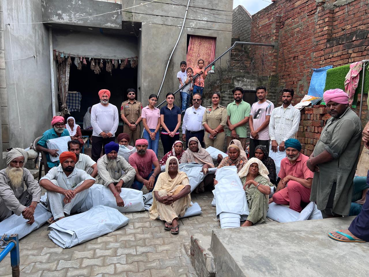 ਭਾਰੀ ਮੀਂਹ ਨਾਲ ਪ੍ਰਭਾਵਿਤ ਖੇਤਰਾਂ ਵਿੱਚ ਸਕੱਤਰ ਜ਼ਿਲ੍ਹਾ ਕਾਨੂੰਨੀ ਸੇਵਾਵਾਂ ਅਥਾਰਟੀ ਬਰਨਾਲਾ ਨੇ ਵੰਡੀ ਰਾਹਤ ਸਮੱਗਰੀ