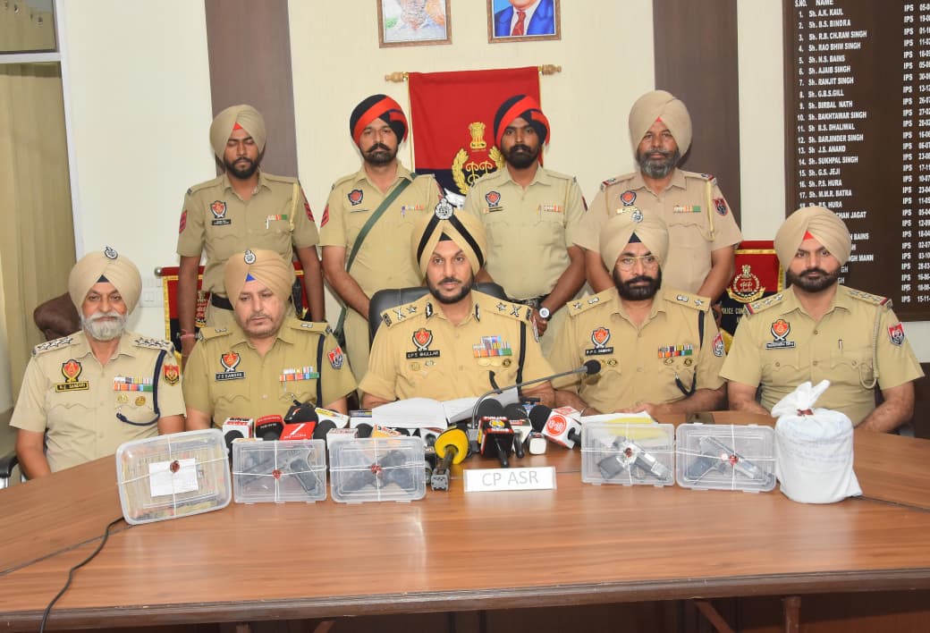ਹਥਿਆਰਾਂ ਦੀ ਤਸਕਰੀ ਦਾ ਮੁੱਖ ਦੋਸ਼ੀ ਛੇ ਮੁਲਜ਼ਮਾਂ ਸਮੇਤ ਗ੍ਰਿਫ਼ਤਾਰ; 6 ਹਥਿਆਰਾਂ ਤੇ 5.75 ਲੱਖ ਰੁਪਏ ਹਵਾਲਾ ਰਾਸ਼ੀ ਬਰਾਮਦ