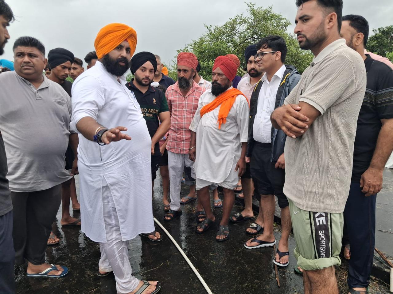 ਬੈਂਸ ਨੇ ਵਰ੍ਹਦੇ ਮੀਂਹ ਵਿੱਚ ਪ੍ਰਭਾਵਿਤ ਲੋਕਾਂ ਤੱਕ ਪਹੁੰਚ ਕੇ ਪ੍ਰਬੰਧਾਂ ਦਾ ਲਿਆ ਜ਼ਾਇਜਾ