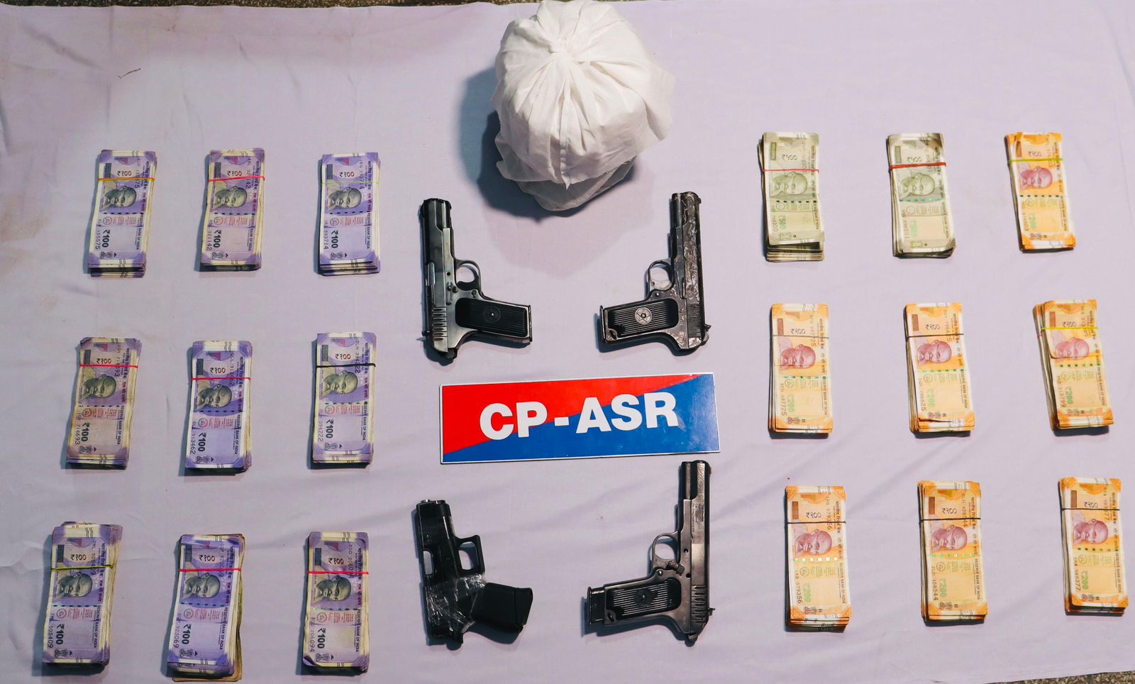 ਸਰਹੱਦ ਪਾਰੋਂ ਚੱਲ ਰਹੇ ਤਸਕਰੀ ਰੈਕੇਟ ਦਾ ਪਰਦਾਫਾਸ਼; 2.02 ਕਿਲੋਗ੍ਰਾਮ ਹੈਰੋਇਨ, 3.5 ਲੱਖ ਰੁਪਏ ਦੀ ਡਰੱਗ ਮਨੀ, 4 ਪਿਸਤੌਲਾਂ ਸਮੇਤ ਤਿੰਨ ਗ੍ਰਿਫ਼ਤਾਰ