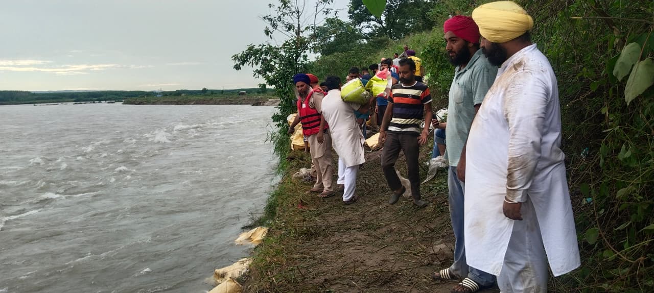 ਹਰਜੋਤ ਸਿੰਘ ਬੈਂਸ ਨੇ ਅਗੰਮਪੁਰ ਪੁਲ ਹੇਠਾ ਸਤਲੁਜ ਵਿੱਚ ਪਈ ਖਾਰ ਦੀ ਮੁਰੰਮਤ ਦੀ ਕੀਤੀ ਅਗਵਾਈ