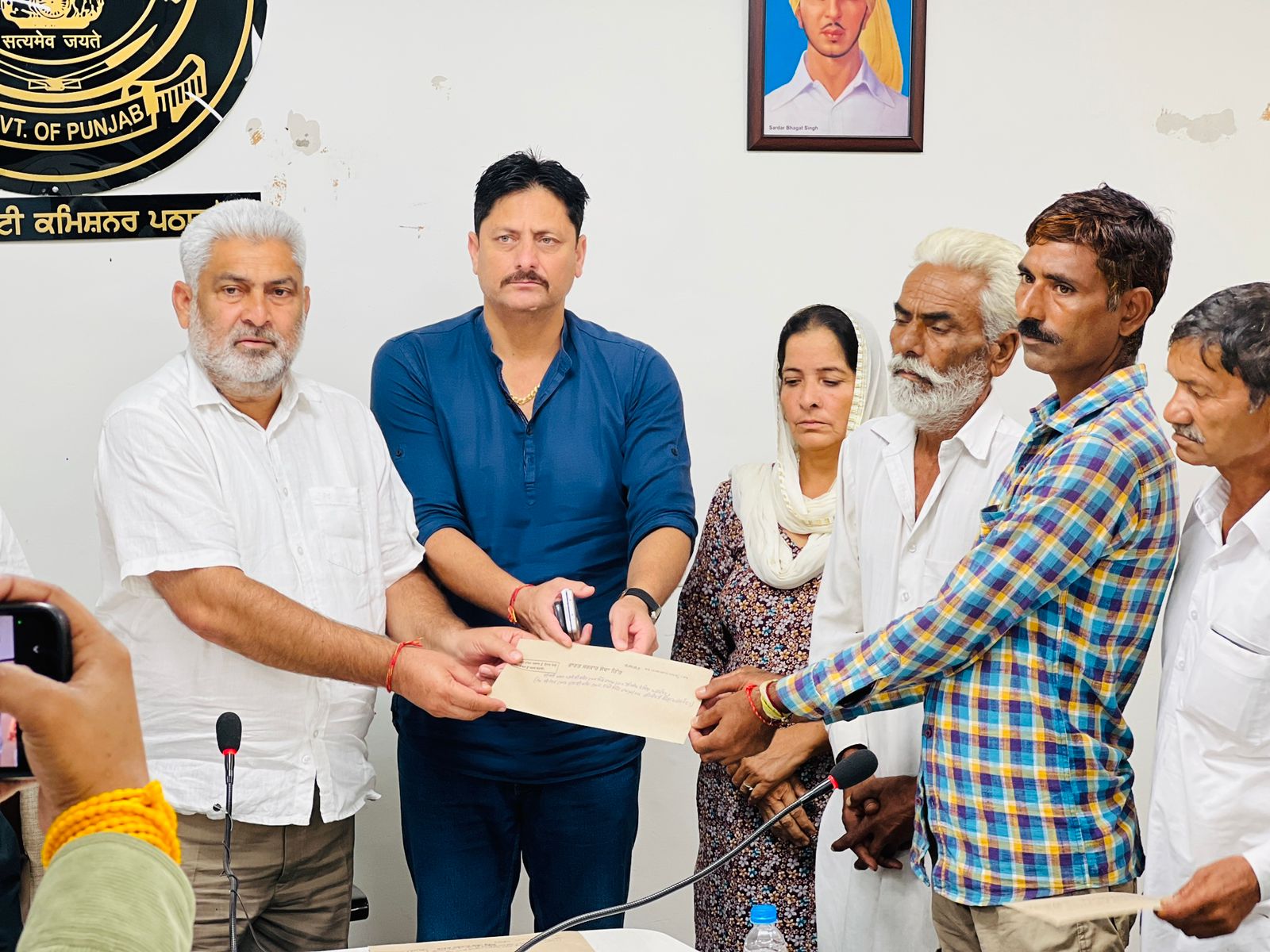 ਹੜ੍ਹਾਂ ਦੌਰਾਨ ਅਪਣੀਆਂ ਜਾਨਾਂ ਗਵਾਉਂਣ ਵਾਲੇ ਲੋਕਾਂ ਦੇ ਪਰਿਵਾਰਿਕ ਮੈਂਬਰਾਂ ਨੂੰ ਸਰਕਾਰ ਵੱਲੋਂ ਦਿੱਤੀ ਗਈ ਆਰਥਿਕ ਸਹਾਇਤਾ