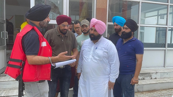 ਹੜ੍ਹਾਂ ਚ ਘਿਰੇ ਹਰ ਪੰਜਾਬੀ ਦੀ ਮੁਸੀਬਤ ਸਾਡੀ ਆਪਣੀ ਮੁਸੀਬਤ, ਸੰਸਦ ਮੈਂਬਰ ਸੰਜੇ ਸਿੰਘ ਅਤੇ ਕੈਬਨਿਟ ਮੰਤਰੀਆਂ ਨੇ ਰਾਹਤ ਕਾਰਜਾਂ ਦੌਰਾਨ ਪ੍ਰਗਟਾਇਆ ਵਿਸ਼ਵਾਸ਼