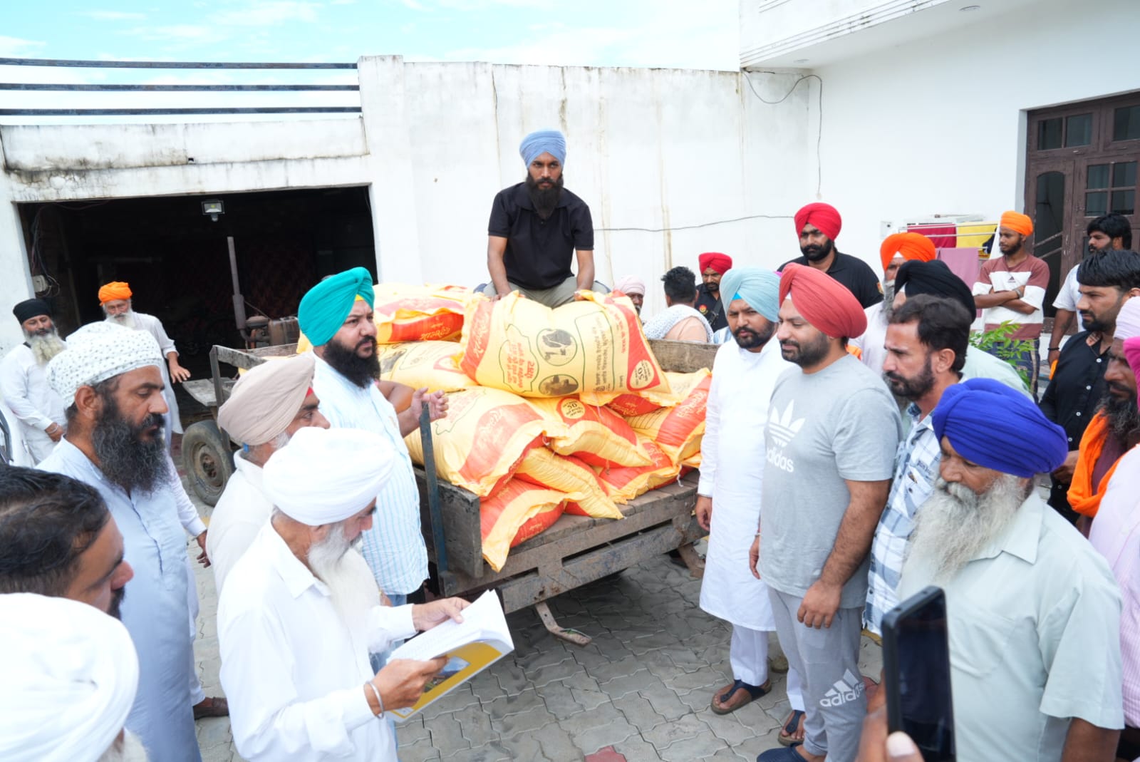 ਹੜ ਪ੍ਰਭਾਵਿਤ ਇਲਾਕੇ ਵਿੱਚ ਵਿਧਾਇਕ ਮਨਜਿੰਦਰ ਸਿੰਘ ਲਾਲਪੁਰਾ ਨੇ ਵੰਡਿਆ ਪਸੂਆਂ ਵਾਸਤੇ ਚਾਰਾ ਤੇ ਲੋੜਵੰਦਾਂ ਵਾਸਤੇ ਰਾਸ਼ਨ