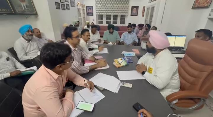 ਕੈਬਨਿਟ ਮੰਤਰੀ ਹਰਜੋਤ ਬੈਂਸ ਨੇ ਅਧਿਕਾਰੀਆਂ ਨੂੰ ਹੜ੍ਹ ਪ੍ਰਭਾਵਿਤ ਖੇਤਰਾਂ ਵਿੱਚ ਜ਼ਮੀਨੀ ਪੱਧਰ ਤੇ ਕੰਮ ਕਰਨ ਦੀ ਕੀਤੀ ਹਦਾਇਤ