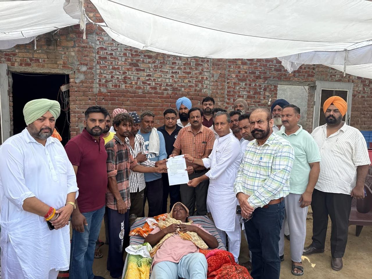 ਵਿਧਾਇਕ ਵਿਜੈ ਸਿੰਗਲਾ ਵੱਲੋਂ ਬਰਸਾਤ ਕਾਰਨ ਡਿੱਗੇ ਘਰ ਦੇ ਪਰਿਵਾਰਿਕ ਮੈਂਬਰਾਂ ਨੂੰ 04 ਲੱਖ 16 ਹਜ਼ਾਰ ਰੁਪਏ ਦੀ ਸਹਾਇਤਾ ਰਾਸ਼ੀ ਦਿੱਤੀਵਿਧਾਇਕ ਵਿਜੈ ਸਿੰਗਲਾ ਵੱਲੋਂ ਬਰਸਾਤ ਕਾਰਨ ਡਿੱਗੇ ਘਰ ਦੇ ਪਰਿਵਾਰਿਕ ਮੈਂਬਰਾਂ ਨੂੰ 04 ਲੱਖ 16 ਹਜ਼ਾਰ ਰੁਪਏ ਦੀ ਸਹਾਇਤਾ ਰਾਸ਼ੀ ਦਿੱਤੀ