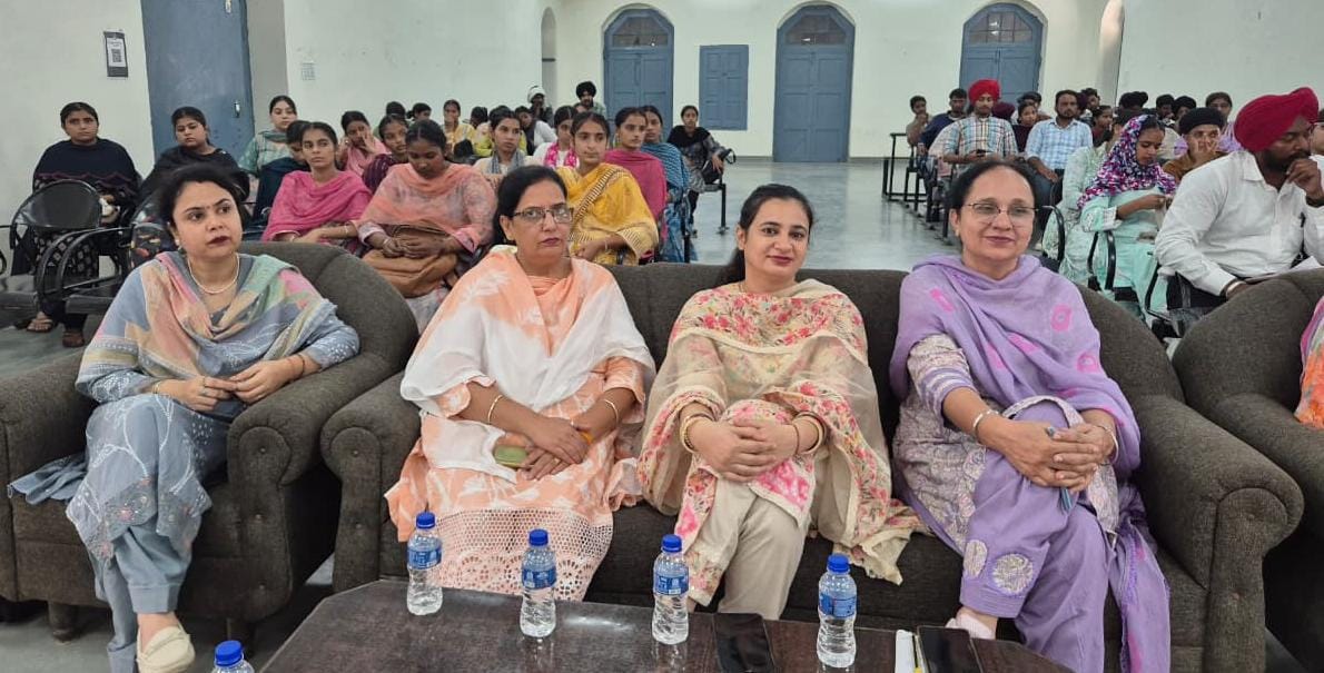 ਸ਼੍ਰੀ ਗੁਰੂ ਅਰਜਨ ਦੇਵ ਸਰਕਾਰੀ ਕਾਲਜ ਵਿਖੇ ਹਿੰਦੀ ਵਿਭਾਗ ਵੱਲੋਂ “ਮੇਰਾ ਯੁਵਾ ਭਾਰਤ” ਦੇ ਸਹਿਯੋਗ ਨਾਲ ਮਨਾਇਆ ਗਿਆ ਹਿੰਦੀ ਦਿਵਸ