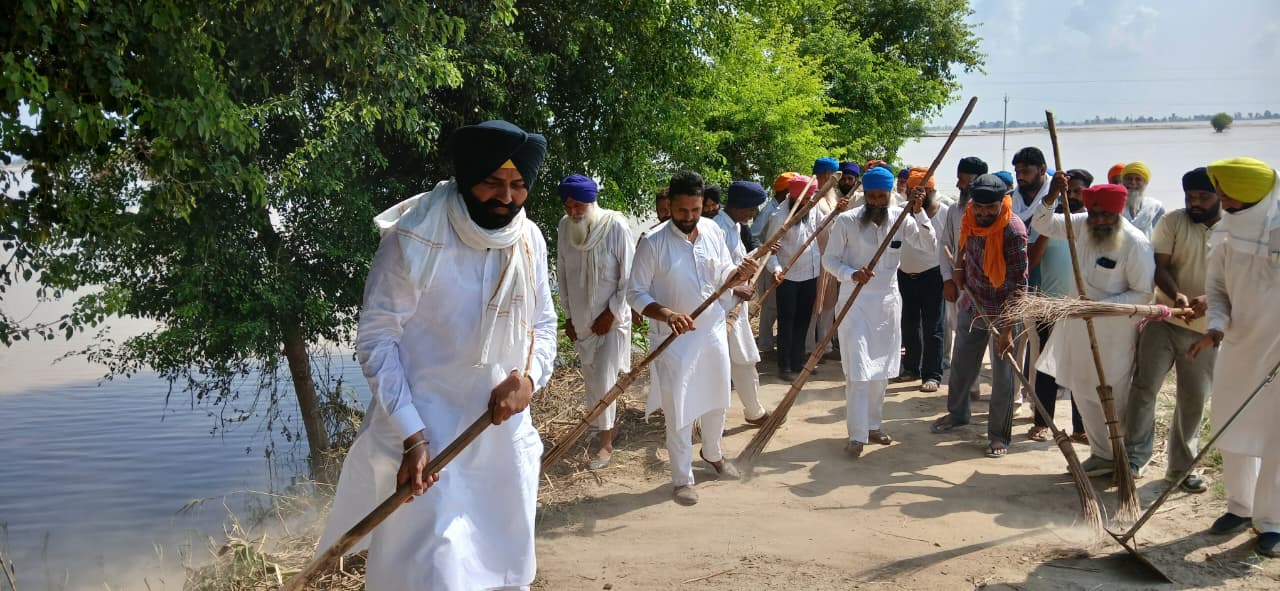 ਕੈਬਨਿਟ ਮੰਤਰੀ ਸ੍ਰ. ਲਾਲਜੀਤ ਸਿੰਘ ਭੁੱਲਰ ਵੱਲੋਂ ਜ਼ਿਲ੍ਹੇ ਦੇ ਹੜ੍ਹ ਪ੍ਰਭਾਵਿਤ ਖੇਤਰਾਂ ਵਿੱਚ ਸਫ਼ਾਈ ਮੁਹਿੰਮ ਦੀ ਸ਼ੁਰੂਆਤ