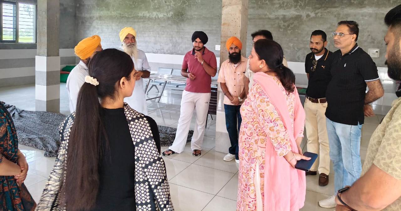 ਪਰਾਲੀ ਨੂੰ ਅੱਗ ਨਾ ਲਗਾਉਣ ਬਾਰੇ ਕਿਸਾਨਾਂ ਨੂੰ ਸਮਝਾਉਣ ਲਈ ਖੇਤਾਂ ‘ਚ ਅਧਿਕਾਰੀ