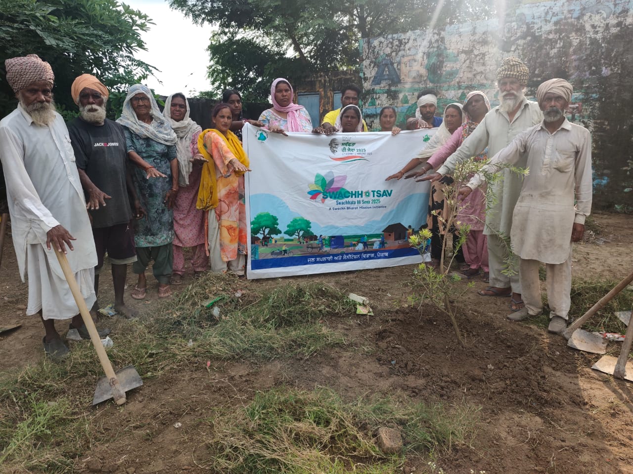 ਜਲ ਸਪਲਾਈ ਅਤੇ ਸੈਨੀਟੇਸ਼ਨ ਵਿਭਾਗ ਵੱਲੋ “ਸਵੱਛ ਉਤਸਵ ” ਥੀਮ ਤਹਿਤ ਬਲਾਕ ਖਡੂਰ ਸਾਹਿਬ ਦੇ ਪਿੰਡ ਏਕਲ ਗੱਡਾ ਵਿਖੇ ਚੁੱਕੀ ਗਈ ਸਵੱਛਤਾ ਸਹੁੰ
