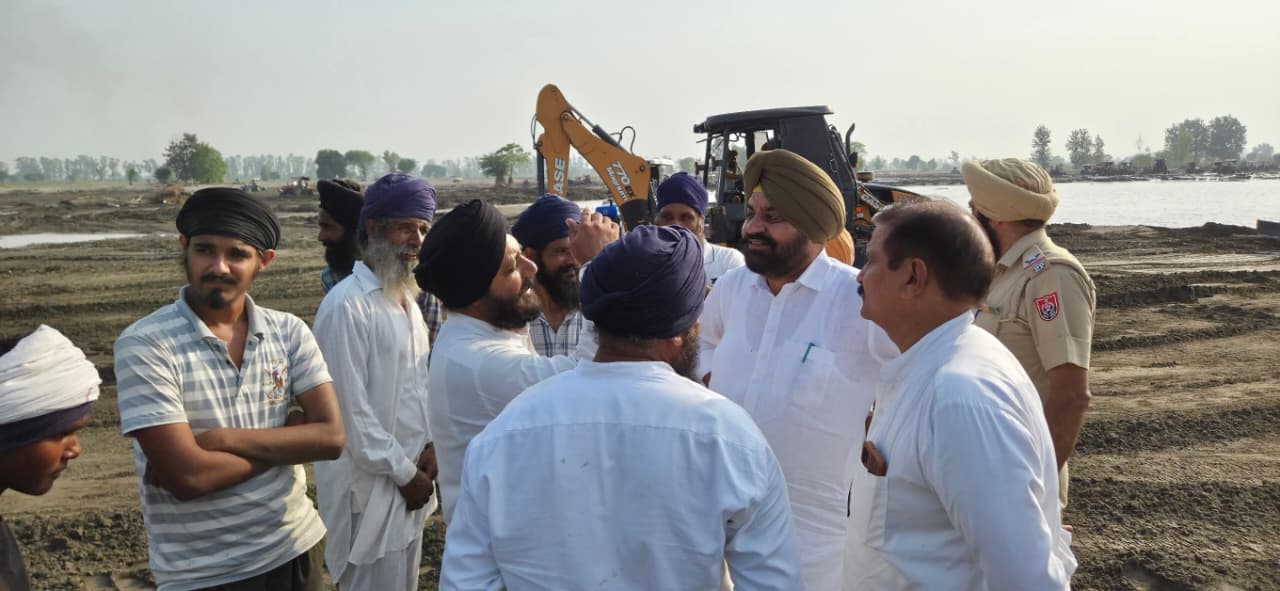 ਵਿਧਾਇਕ ਗੁਰਦੀਪ ਸਿੰਘ ਰੰਧਾਵਾ ਵੱਲੋਂ ਹੜ੍ਹ ਪ੍ਰਭਾਵਿਤ ਪਿੰਡ ਨਿੱਕਾ ਠੇਠਰਕੇ ਦਾ ਦੌਰਾ