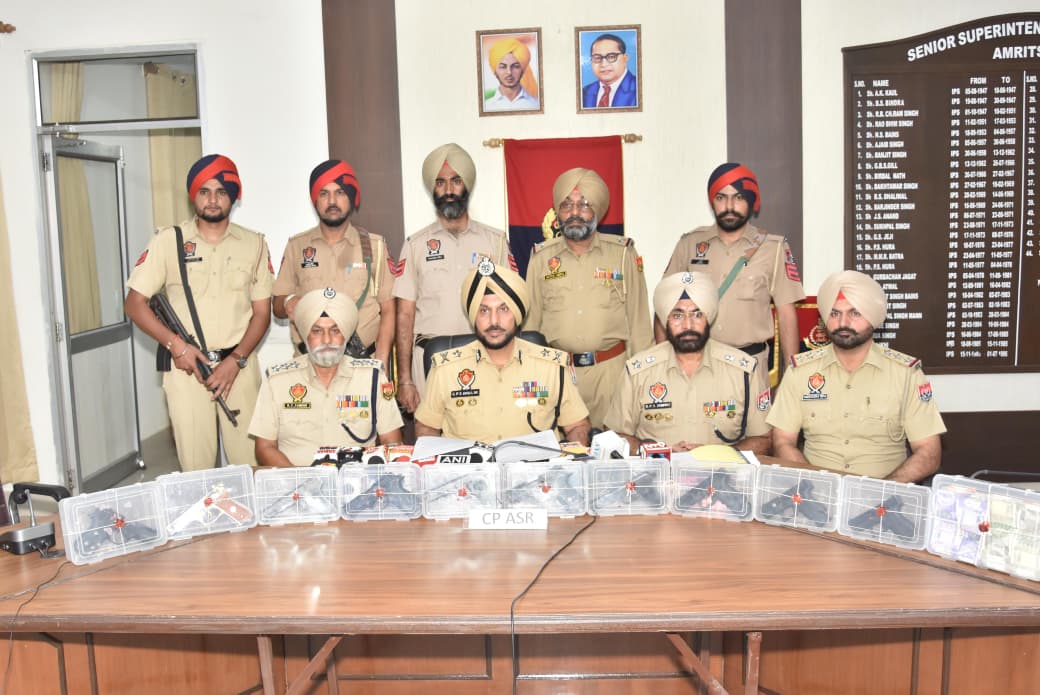 ਸਰਹੱਦ ਪਾਰੋਂ ਚਲਾਏ ਜਾ ਰਹੇ ਹਥਿਆਰ ਤਸਕਰੀ ਮਾਡਿਊਲ ਦਾ ਪਰਦਾਫ਼ਾਸ਼ ; 10 ਪਿਸਤੌਲਾਂ, 2.5 ਲੱਖ ਰੁਪਏ ਹਵਾਲਾ ਰਾਸ਼ੀ ਸਮੇਤ ਤਿੰਨ ਗ੍ਰਿਫ਼ਤਾਰ
