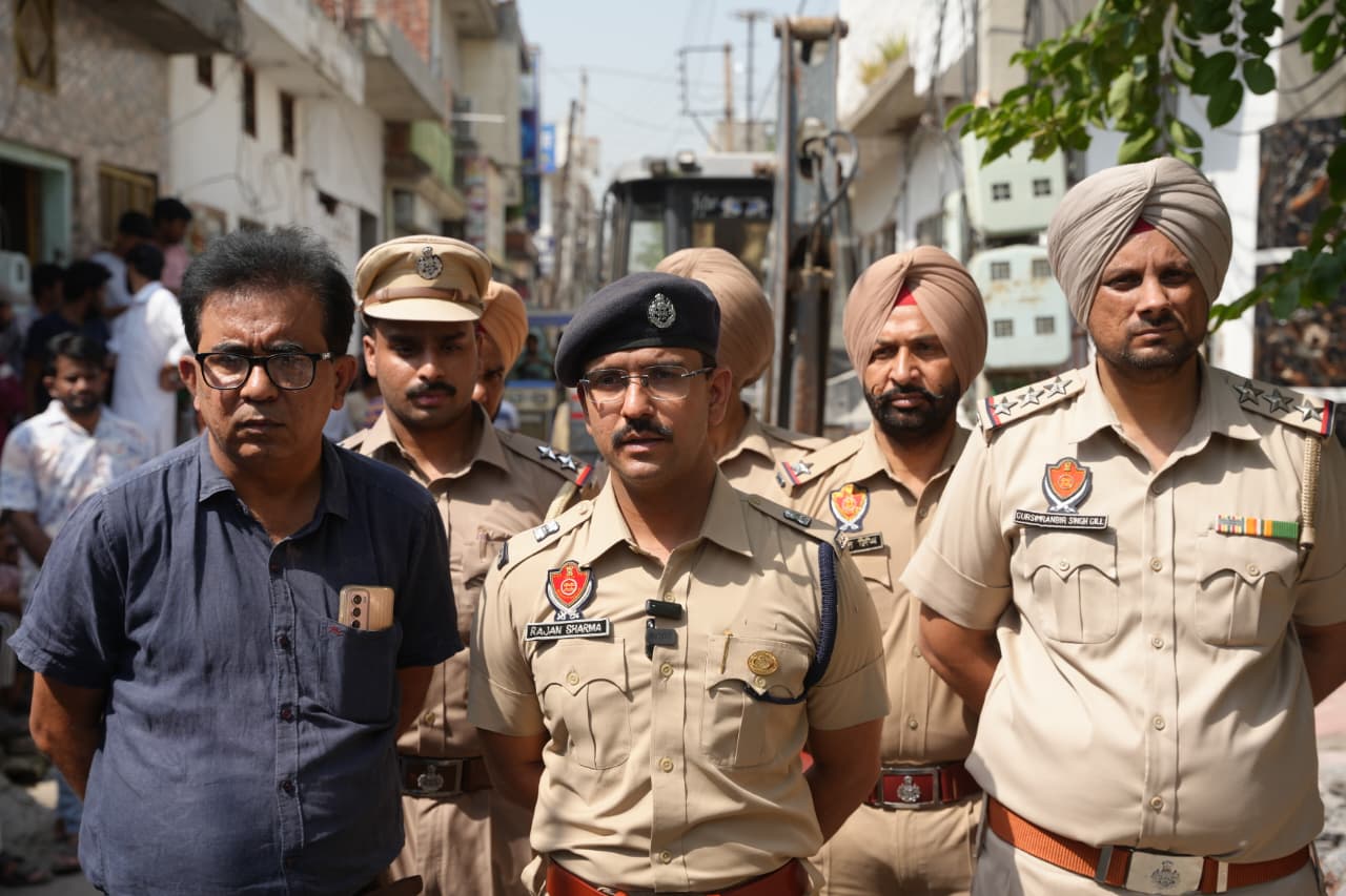 ਐਸ.ਪੀ.ਅਤੇ ਕਾਰਜ ਸਾਧਕ ਅਫ਼ਸਰ ਅਹਿਮਦਗੜ੍ਹ ਵਲੋਂ 04 ਨਸ਼ਾ ਤਸਕਰਾਂ ਦੀਆਂ ਗੈਰ-ਕਾਨੂੰਨੀ  04 ਜਾਇਦਾਦਾਂ ਨੂੰ ਢਾਹਿਆ