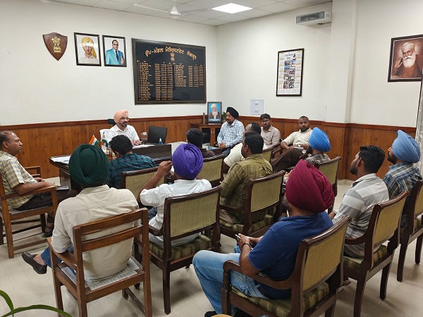 ਪਰਾਲੀ ਪ੍ਰਬੰਧਨ ਸਬੰਧੀ ਸਮੂਹ ਅਧਿਕਾਰੀ ਅਪਣੀ ਡਿਊਟੀ ਤਨਦੇਹੀ ਨਾਲ ਨਿਭਾਉਣ: ਐੱਸ. ਡੀ.ਐਮ. ਚਰਨਜੋਤ ਸਿੰਘ ਵਾਲੀਆ