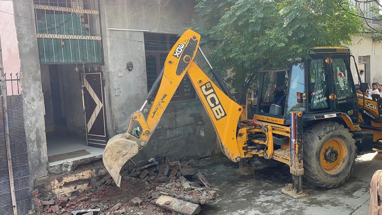 ਯੁੱਧ ਨਸ਼ਿਆਂ ਵਿਰੁੱਧ: ਬਾਜ਼ੀਗਰ ਬਸਤੀ ਧੂਰੀ ਵਿਖੇ ਨਸ਼ਾ ਤਸਕਰਾਂ ਵੱਲੋਂ ਕੀਤੀਆਂ ਨਾਜਾਇਜ਼ ਉਸਾਰੀਆਂ ਢਾਹੀਆਂ