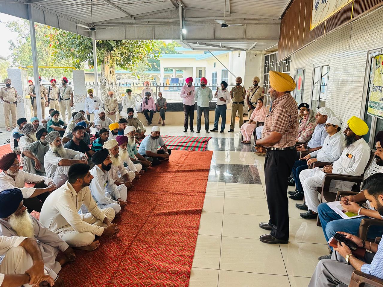 ਸੱਥਾਂ ਵਿੱਚ ਗੱਲਾਂ ਕਰਕੇ ਕਿਸਾਨਾਂ ਨੂੰ ਕਾਇਨਾਤ ਦੇ ਰੱਖਵਾਲੇ ਬਣਾਉਣ ਵੱਲ ਪ੍ਰਸ਼ਾਸਨ ਦਾ ਵੱਡਾ ਉਪਰਾਲਾ