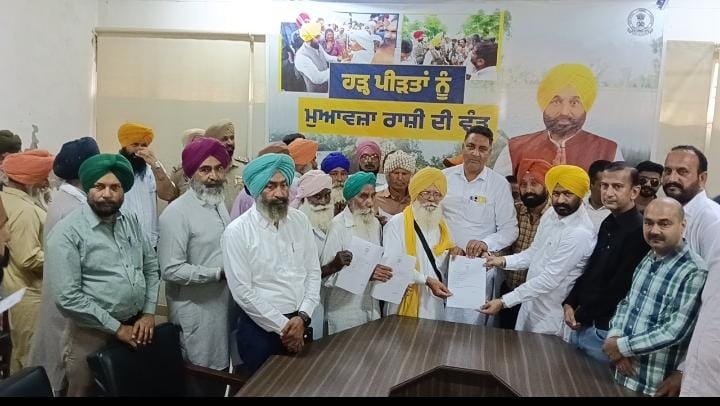 ਵਿਧਾਇਕ ਲਾਭ ਸਿੰਘ ਉਗੋਕੇ ਨੇ ਹੜ੍ਹ ਪੀੜਤ ਕਿਸਾਨ ਨੂੰ ਵੰਡੀ ਮੁਆਵਜ਼ਾ ਰਾਸ਼ੀ