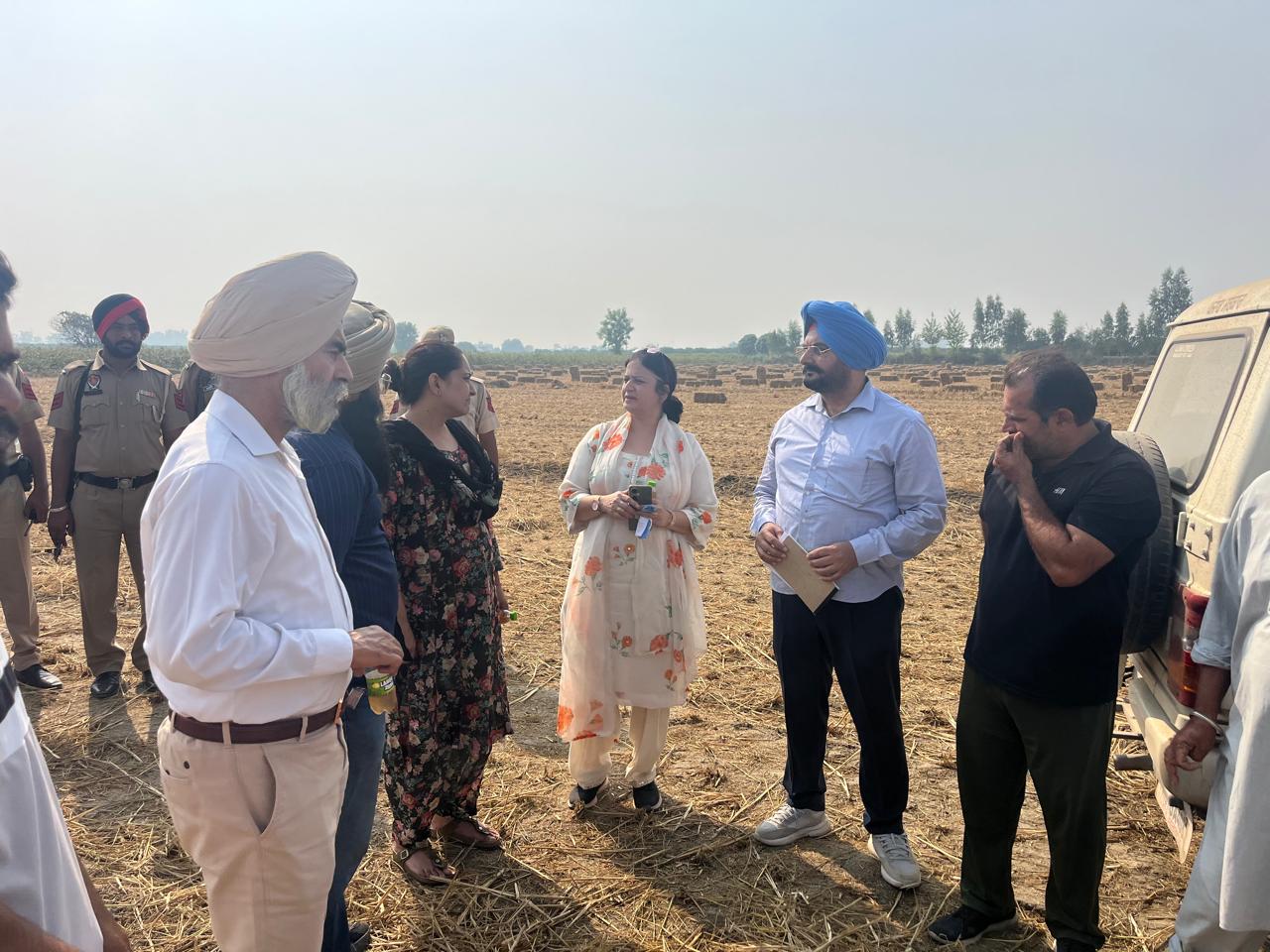 ਡਿਪਟੀ ਕਮਿਸ਼ਨਰ ਤੇ ਐਸ.ਐਸ.ਪੀ. ਨੇ ਪਿੰਡਾਂ ਦਾ ਦੌਰਾ ਕਰਕੇ ਪਰਾਲੀ ਪ੍ਰਬੰਧਨ ਕਰਨ ਸਬੰਧੀ ਕਿਸਾਨਾਂ ਨੂੰ ਕੀਤਾ ਜਾਗਰੂਕ