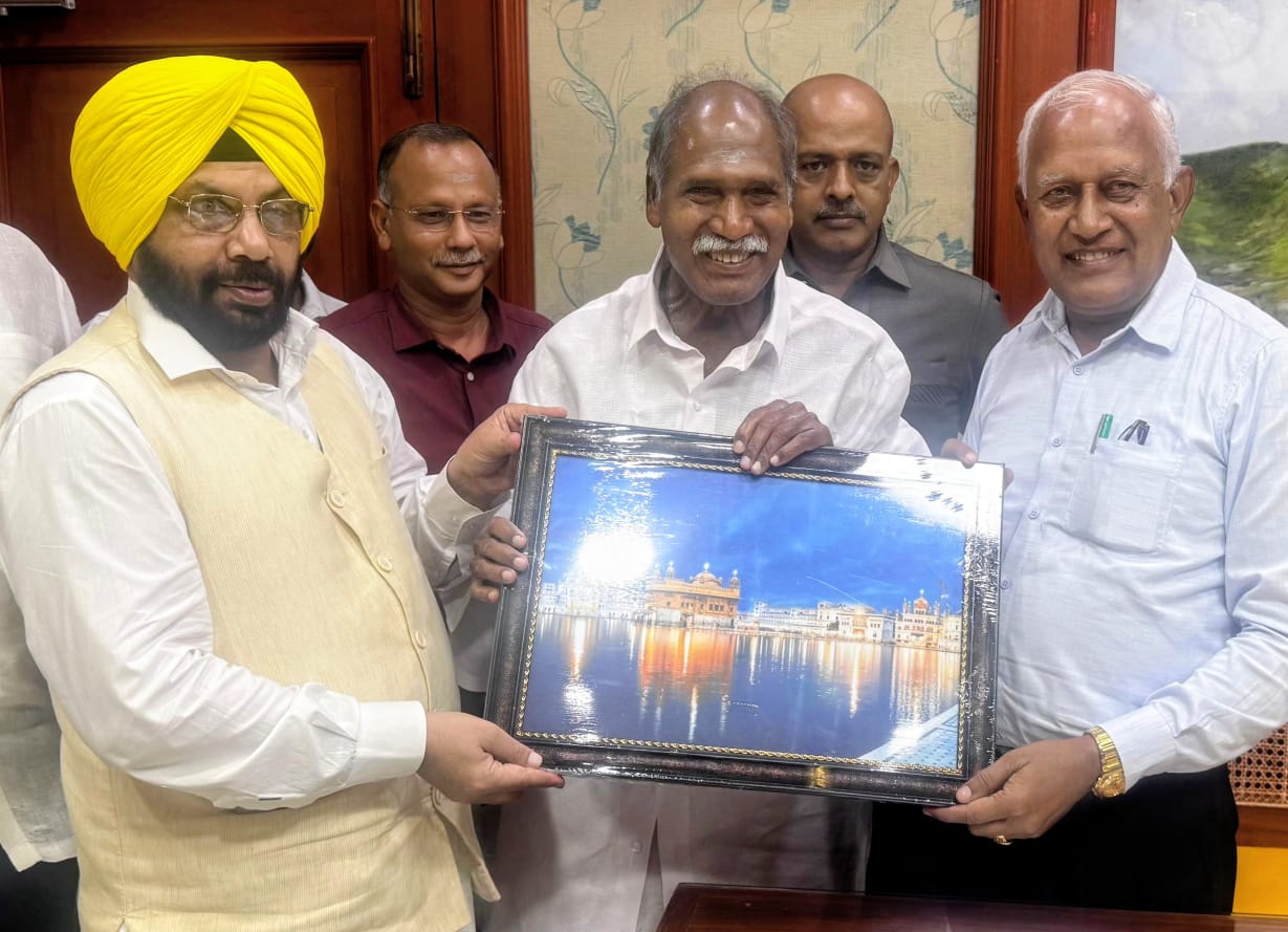 ਹਰਭਜਨ ਸਿੰਘ ਈ.ਟੀ.ਓ ਅਤੇ ਬਰਿੰਦਰ ਕੁਮਾਰ ਗੋਇਲ ਨੇ ਪੁਡੂਚੇਰੀ ਦੇ ਮੁੱਖ ਮੰਤਰੀ ਐਨ. ਰੰਗਾਸਾਮੀ ਨੂੰ ਦਿੱਤਾ ਸੱਦਾ