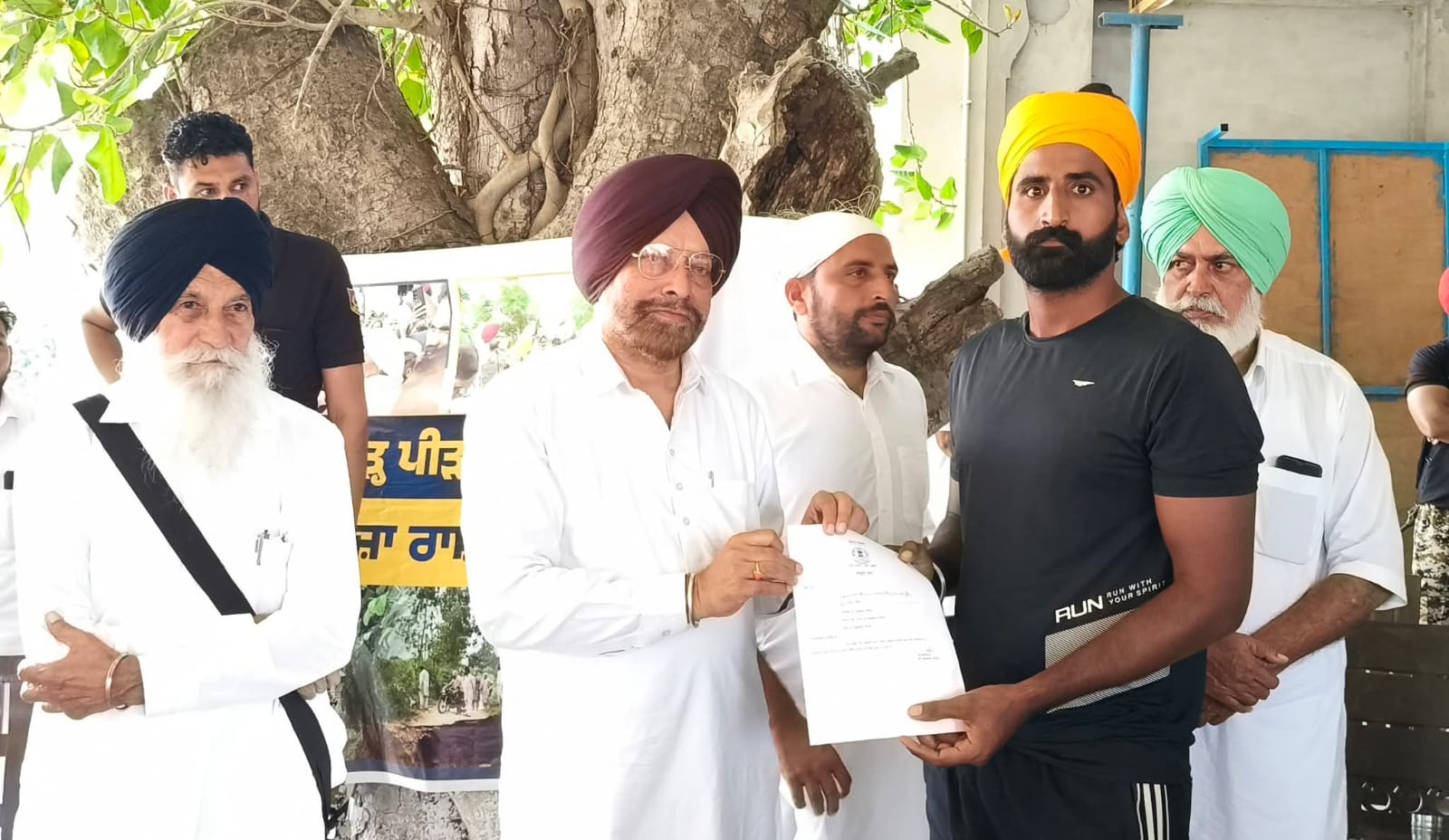 ਵਿਧਾਇਕ ਜਗਦੀਪ ਸਿੰਘ ਕਾਕਾ ਬਰਾੜ ਨੇ ਫ਼ਸਲਾਂ ਦੇ ਖਰਾਬੇ ਸਬੰਧੀ ਮੁਆਵਜੇ ਅਧੀਨ 21 ਲੱਖ ਰੁਪਏ ਦੇ ਜਾਰੀ ਕੀਤੇ ਸੈਕਸ਼ਨ ਲੈਟਰ