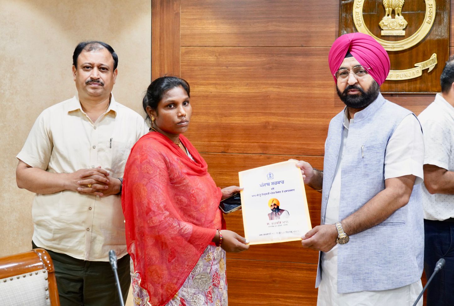 ਹਰਦੀਪ ਸਿੰਘ ਮੁੰਡੀਆਂ ਨੇ 15 ਨਵ-ਨਿਯੁਕਤ ਮੁਲਾਜ਼ਮਾਂ ਨੂੰ ਨਿਯੁਕਤੀ ਪੱਤਰ ਸੌਂਪੇ