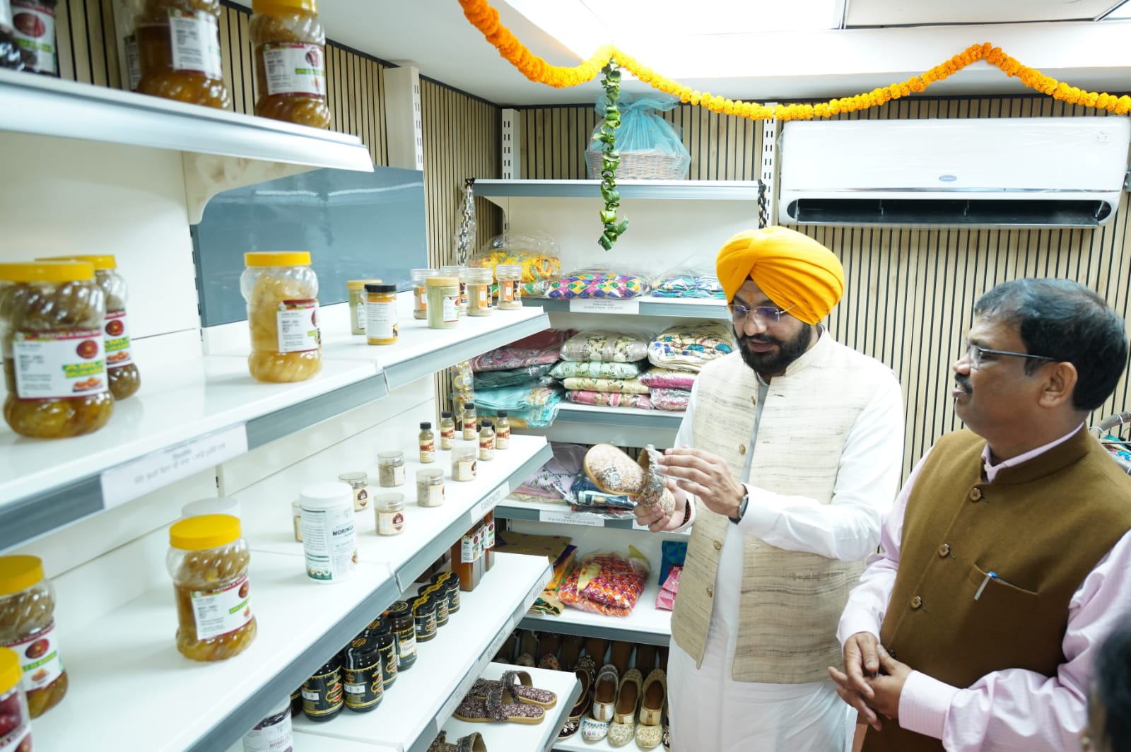 ਤਰੁਨਪ੍ਰੀਤ ਸਿੰਘ ਸੌਂਦ ਵੱਲੋਂ ਪੰਜਾਬ ਦੀ ਪੇਂਡੂ ਪ੍ਰਤਿਭਾ ਅਤੇ ਮਹਿਲਾ ਸਸ਼ਕਤੀਕਰਨ ਨੂੰ ਉਤਸ਼ਾਹਿਤ ਕਰਨ ਲਈ ਪੰਜਾਬ ਸਿਵਲ ਸਕੱਤਰੇਤ ਵਿਖੇ “ਪਹਿਲ ਮਾਰਟ” ਦਾ ਉਦਘਾਟਨ