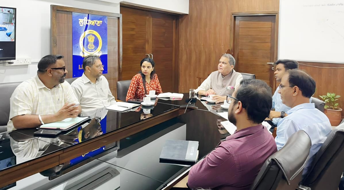 ਮੰਤਰੀ ਵੱਲੋਂ ਸਫਾਈ ਮੁਹਿੰਮ ਦੇ ਨਿਰਦੇਸ਼ : ਸ਼ਹਿਰ ਦੀਆਂ ਸੜਕਾਂ ਤੋਂ ਕੂੜਾ, ਲਾਵਾਰਿਸ ਵਾਹਨਾਂ ਨੂੰ ਹਟਾਉਣਾ ਹੈ ਮੁਹਿੰਮ ਦਾ ਉਦੇਸ਼; ਲੁਧਿਆਣਾ ਵਿੱਚ ਸਿਹਤ, ਸਿੱਖਿਆ, ਖੇਡਾਂ, ਬਿਜਲੀ ਸਬੰਧੀ ਪ੍ਰੋਜੈਕਟਾਂ ਦੀ ਪ੍ਰਗਤੀ ਦਾ ਲਿਆ ਜਾਇਜ਼ਾ