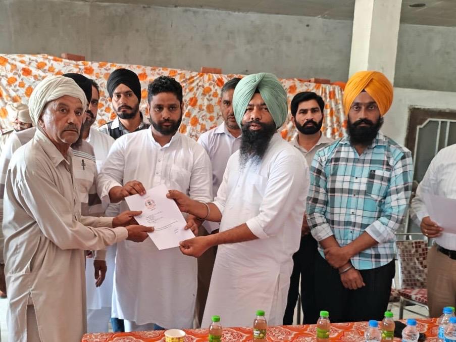 ਐਸ.ਡੀ.ਐਮ. ਤੇ ਚੇਅਰਮੈਨ ਮਾਰਕਿਟ ਕਮੇਟੀ ਸ੍ਰੀ ਅਨੰਦਪੁਰ ਸਾਹਿਬ ਵਲੋਂ ਹੜ੍ਹ ਪੀੜਤ ਕਿਸਾਨਾਂ ਨੂੰ 3.5 ਲੱਖ ਰੁਪਏ ਦੀ ਰਾਹਤ ਰਕਮ ਵੰਡ