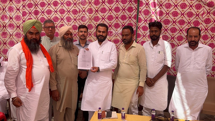 ਵਿਧਾਇਕ ਫਾਜ਼ਿਲਕਾ ਨੇ ਪਿੰਡ ਸ਼ਿਵਾਨਾ ਅਤੇ ਓਡੀਆਂ ਵਿਖੇ ਹੜ੍ਹ ਪ੍ਰਭਾਵਿਤ ਲੋਕਾਂ ਨੂੰ ਨੁਕਸਾਨੀਆਂ ਫਸਲਾਂ ਅਤੇ ਘਰਾਂ ਦੇ ਮੁਆਵਜ਼ਾ ਰਾਸ਼ੀ ਦੇ ਮਨਜੂਰੀ ਪੱਤਰ ਦਿੱਤੇ