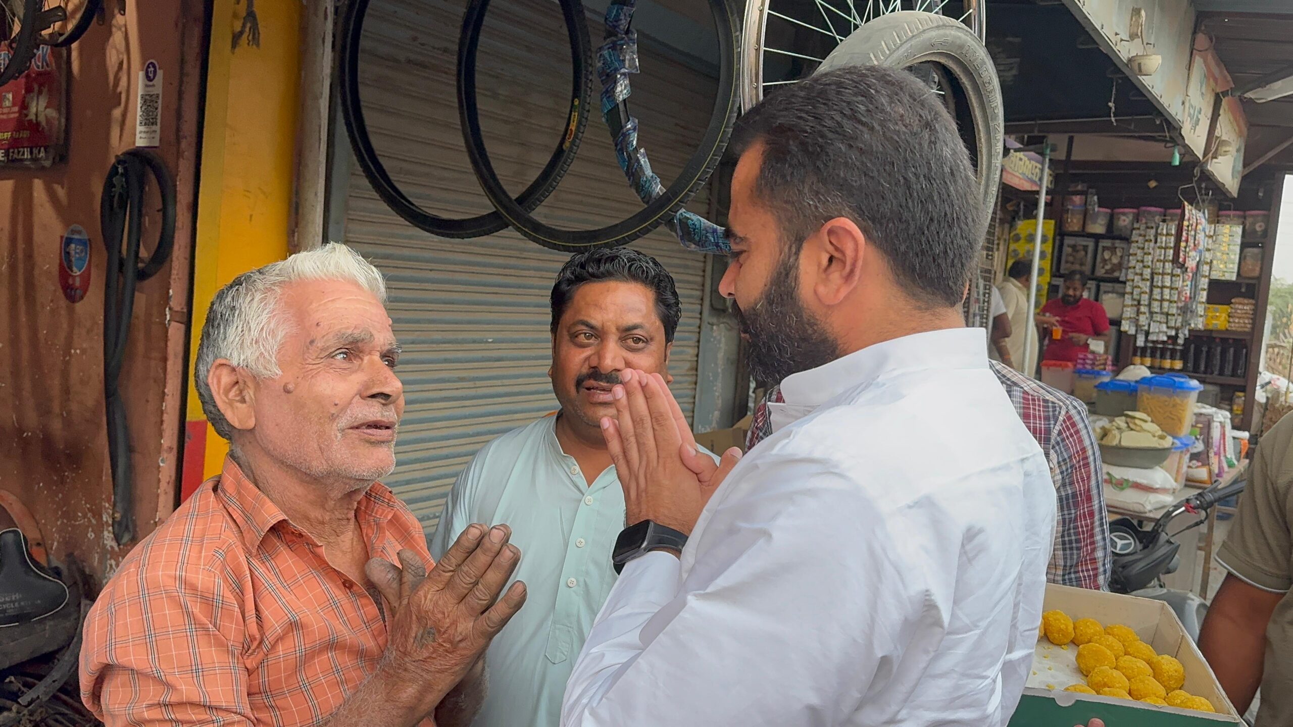 ਵਿਧਾਇਕ ਫਾਜ਼ਿਲਕਾ ਨੇ ਅੰਡਰਬ੍ਰਿਜ ਤੋਂ ਲੈ ਕੇ ਹੋਟਲਾਂ ਬਜਾਰ, ਘੰਟਾ ਘਰ ਨੇੜੇ ਮਾਰਕੀਟ ਦੇ ਦੁਕਾਨਾਦਾਰਾਂ ਨਾਲ ਮਿਲਣੀ ਕਰ ਦੀਵਾਲੀ ਦੀਆਂ ਦਿੱਤੀਆਂ ਸ਼ੁਭਕਾਮਨਾਵਾਂ