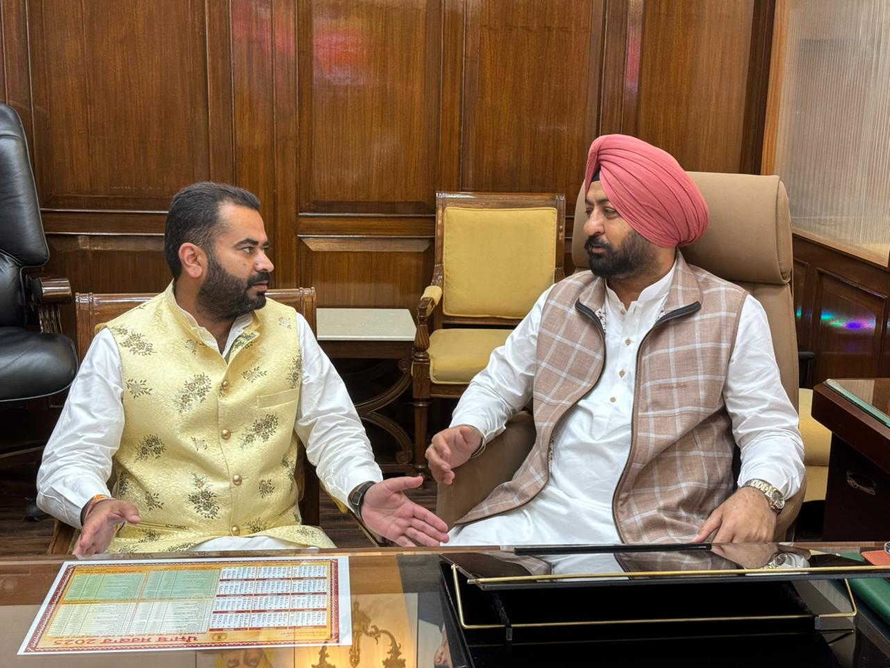 ਵਿਧਾਇਕ ਫਾਜਿਲਕਾ ਨਰਿੰਦਰ ਪਾਲ ਸਿੰਘ ਸਵਨਾ ਨੇ ਮਾਲ ਮੰਤਰੀ ਹਰਦੀਪ ਸਿੰਘ ਮੁੰਡੀਆ ਨਾਲ ਮੁਆਵਜੇ ਨੂੰ ਲੈ ਕੇ ਕੀਤੀ ਮੁਲਾਕਾਤ