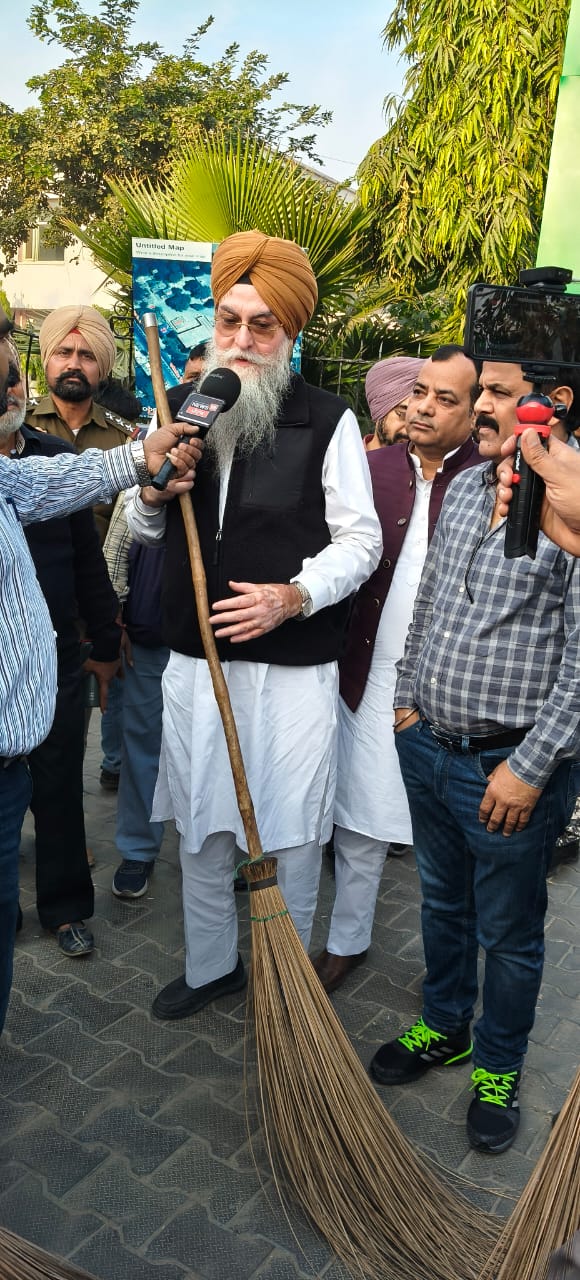 ਸਪੀਕਰ ਪੰਜਾਬ ਵਿਧਾਨ ਸਭਾ ਨੇ ਕੋਟਕਪੂਰਾ ਸਿਵਲ ਹਸਪਤਾਲ ਵਿਖੇ ਸਫ਼ਾਈ ਅਭਿਆਨ ਵਿੱਚ ਹਿੱਸਾ ਲਿਆ ਸਪੀਕਰ ਪੰਜਾਬ ਵਿਧਾਨ ਸਭਾ ਨੇ ਕੋਟਕਪੂਰਾ ਸਿਵਲ ਹਸਪਤਾਲ ਵਿਖੇ ਸਫ਼ਾਈ ਅਭਿਆਨ ਵਿੱਚ ਹਿੱਸਾ ਲਿਆ