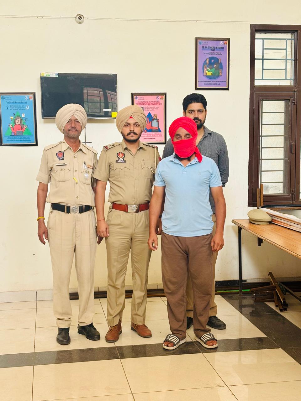 8 ਕਿਲੋ 262 ਗ੍ਰਾਮ ਅਫੀਮ, 2 ਕਿਲੋ 437 ਗ੍ਰਾਮ ਚਰਸ, 35 ਗ੍ਰਾਮ ਨਸ਼ੀਲਾ ਪਾਊਡਰ, 5 ਮੋਬਾਇਲ ਫੋਨ ਤੇ 3610 ਰੁਪਏ, 6750 ਐਮ.ਐਲ. ਨਜ਼ਾਇਜ਼ ਸ਼ਰਾਬ ਬਰਾਮਦ