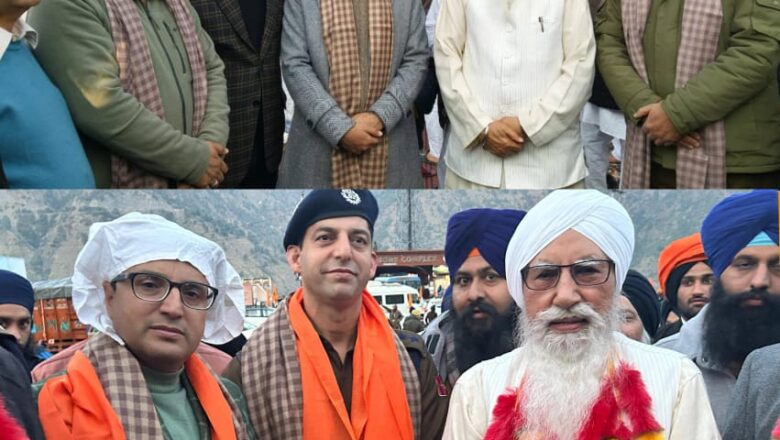 ਨੌਵੇਂ ਪਾਤਸ਼ਾਹ ਦੇ 350ਵੇਂ ਸ਼ਹੀਦੀ ਦਿਹਾੜੇ ਸਬੰਧੀ ਸ੍ਰੀਨਗਰ ਤੋਂ ਅਰੰਭ ਹੋਏ ਨਗਰ ਕੀਰਤਨ ਦਾ ਸੰਗਤ ਅਤੇ ਮੁਕਾਮੀ ਜ਼ਿਲ੍ਹਾ ਪ੍ਰਸ਼ਾਸਨ ਵਲੋਂ ਥਾਂ-ਥਾਂ ਸਵਾਗਤ