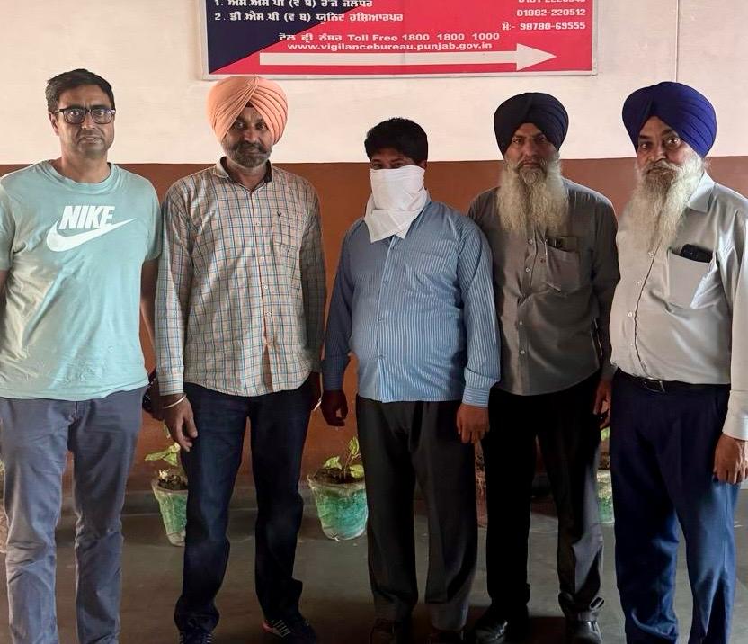 15000 ਰੁਪਏ ਰਿਸ਼ਵਤ ਲੈਂਦਾ ਜੰਗਲਾਤ ਕਰਮਚਾਰੀ ਵਿਜੀਲੈਂਸ ਬਿਊਰੋ ਵੱਲੋਂ ਰੰਗੇ ਹੱਥੀਂ ਕਾਬੂ