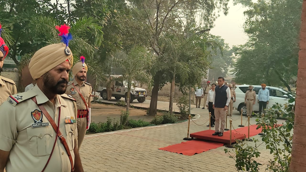 ਡਵੀਜਨਲ ਕਮਿਸ਼ਨਰ ਵਿਨੈ ਬੁਬਲਾਨੀ ਵੱਲੋਂ ਮਾਲੇਰਕੋਟਲਾ ਵਿਖੇ ਐਸ.ਡੀ.ਐਮ ਤੇ ਤਹਿਸੀਲਦਾਰ ਦਫ਼ਤਰਾਂ ਦਾ ਅਚਨਚੇਤ ਨਿਰੀਖਣ