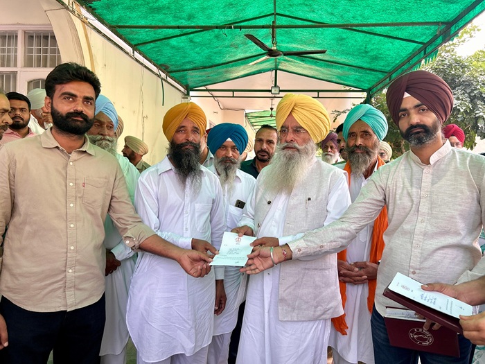 ਕੈਬਨਿਟ ਮੰਤਰੀ ਗੁਰਮੀਤ ਸਿੰਘ ਖੁੱਡੀਆਂ ਵੱਲੋਂ ਪਿਛਲੇ ਦਿਨੀਂ ਹੋਈ ਭਾਰੀ ਬਾਰਿਸ਼ ਨਾਲ ਪ੍ਰਭਾਵਿਤ ਲੰਬੀ ਹਲਕੇ ਦੇ ਵੱਖ-ਵੱਖ ਪਿੰਡਾਂ ਦੇ ਲੋਕਾਂ ਨੂੰ ਮਾਲੀ ਸਹਾਇਤਾ ਸਬੰਧੀ ਸੈਂਕਸ਼ਨ ਪੱਤਰ ਵੰਡੇ