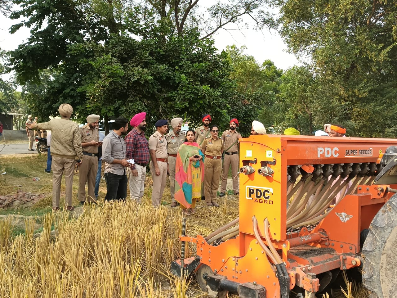 ਡਿਪਟੀ ਕਮਿਸ਼ਨਰ ਨੇ ਝੁਨੀਰ, ਭੰਮੇ ਕਲਾਂ ਅਤੇ ਸਾਹਨੇਵਾਲੀ ਦੇ ਅਗਾਂਹਵਧੂ ਕਿਸਾਨਾਂ ਦੇ ਖੇਤਾਂ ਦਾ ਕੀਤਾ ਦੌਰਾ